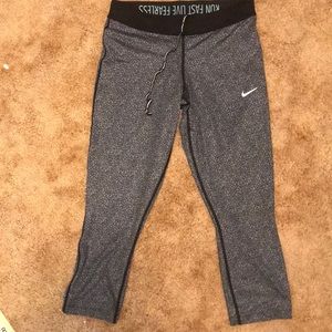 1 HOUR SALE!!!! Nike cropped leggings